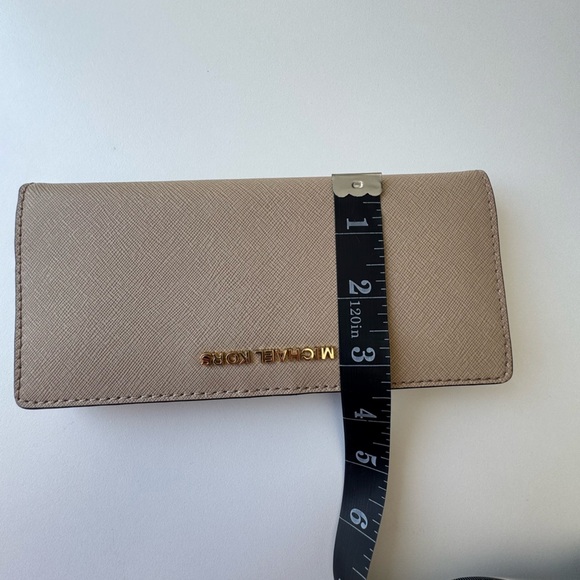 Michael Kors Jet Set Travel Beige Wallet with Gold Logo NWT - Picture 8 of 8